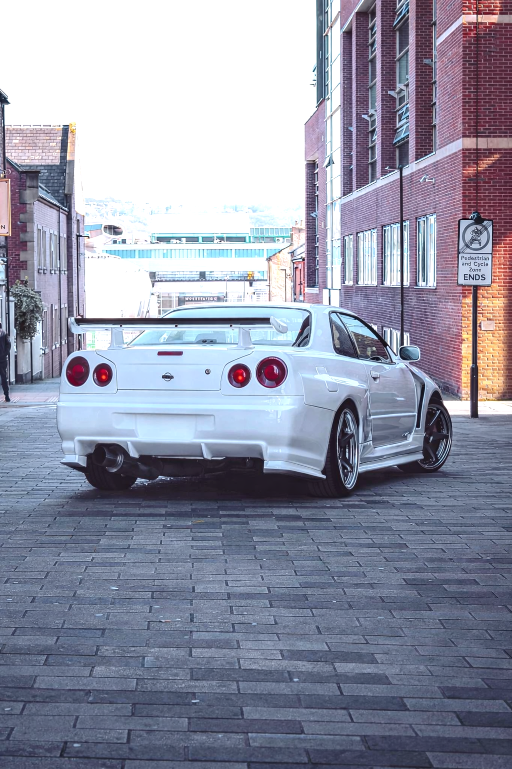 Nissan Skyline R34 street rear