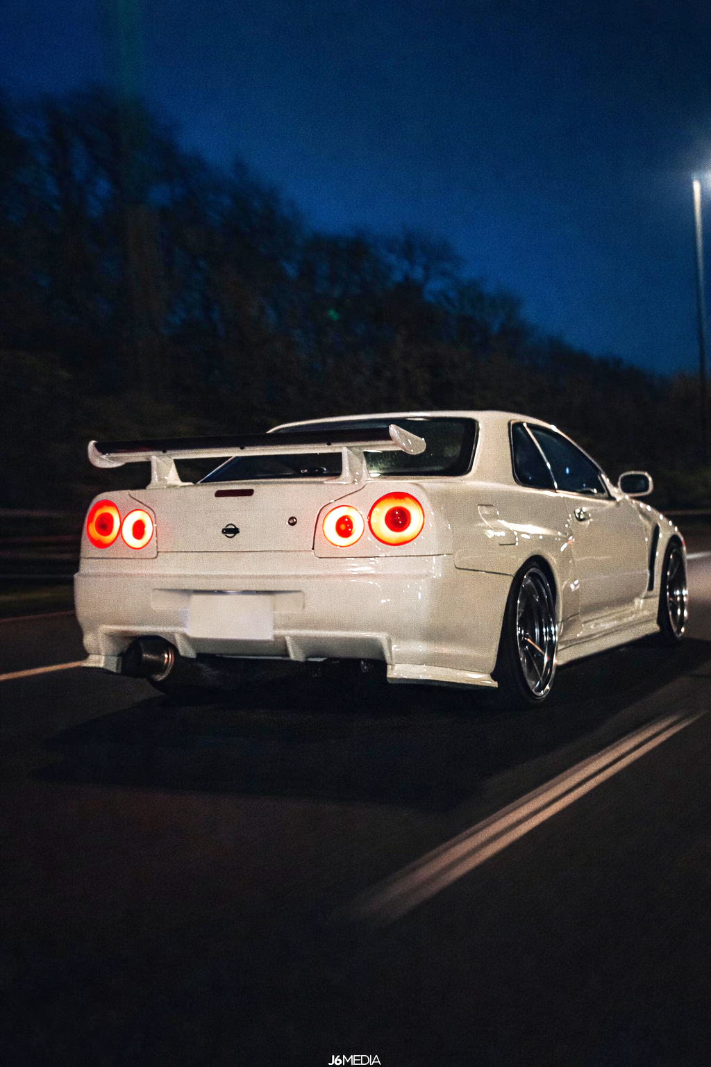 Nissan Skyline R34 city front